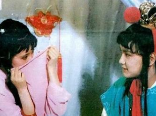 红楼梦中贾宝玉为何会与宝钗结婚？是自愿的吗？