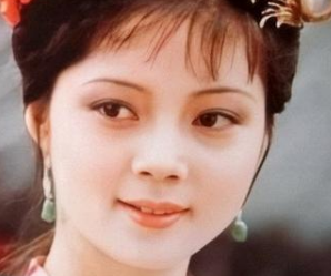 红楼梦中薛宝钗吃的冷香丸是怎么来的？是什么配方