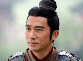 周瑜的家世如何？他与孙策是什么时候认识的？