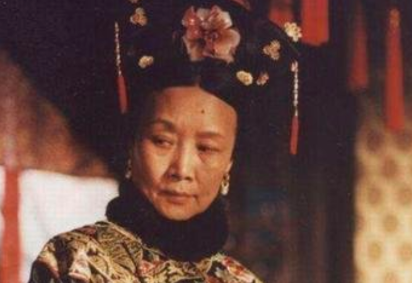 慈禧睡觉时，门外都有七八个太监守着？