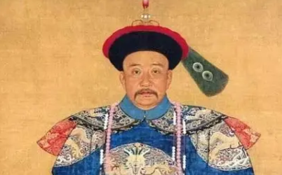 他是乾隆朝第一外戚，24岁就成军机大臣