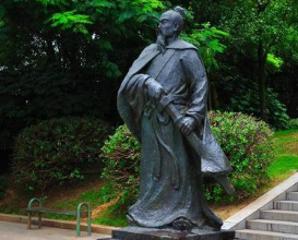 辛弃疾的一生留下了多少作品？他的词作的中心的思想是什么？