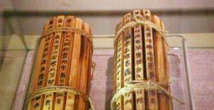 秦始皇采纳了李斯什么建议？李斯编撰的秦律有哪两大特点？