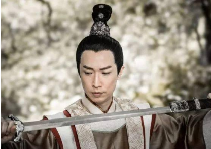 李成器为什么心甘情愿把皇位让给李隆基？用意是什么