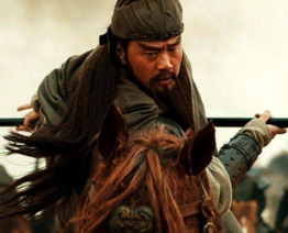 关羽看不起黄忠和马超，为何对赵云没什么意见？