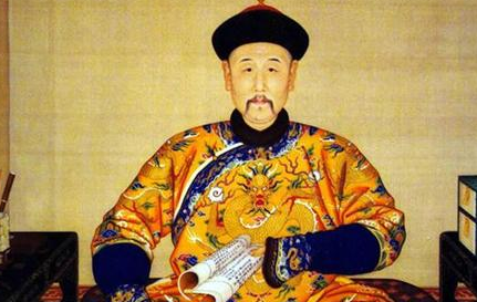 对于清朝的发展来说，康熙皇帝为何要比乾隆优秀得多？