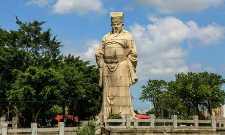 蔡襄出任福建路转运使时，修建了哪座海港大石桥？