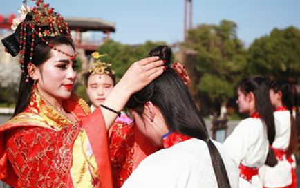 笄礼是女孩子的成年礼，古代对笄礼的服饰有哪些要求？