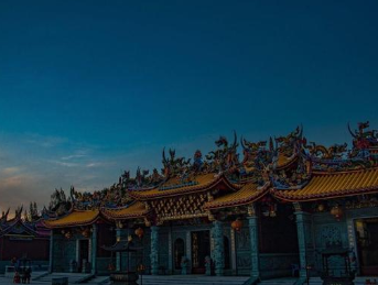 李煜的人生分为哪两个阶段？他是如何亡国的？