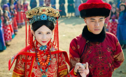 孟古青：孝庄太后的亲侄女，嫁给顺治后被废
