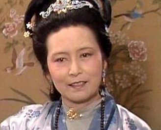 晴雯为何要讽刺得了王夫人赏赐的秋纹？是看不惯吗