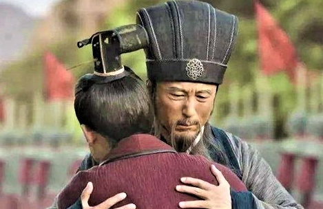 诸葛亮每次上朝都带一百名侍卫，背后原因是？