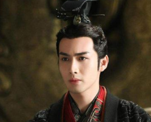 为什么秦始皇的龙袍是黑色的？为何后世皇帝的龙袍是黄色的？