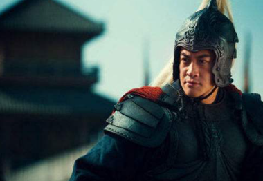 三英战吕布时，为何吕布没有被伤到分毫呢？