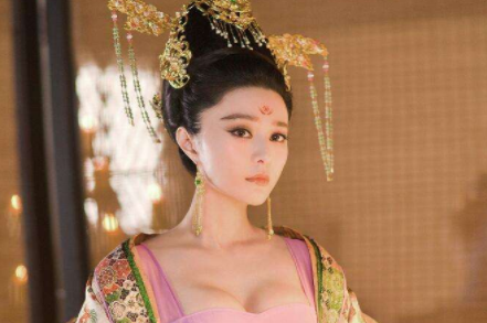 唐朝服装文化如何？真的流行"低胸装"吗？