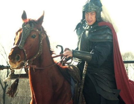 三国中除了张飞主动挑战吕布外 还有谁敢挑战吕布