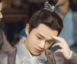 为了取悦赵飞燕赵合德姐妹，汉成帝刘骜做了哪些荒唐事？