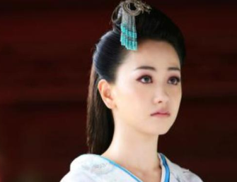 为了让女儿霍成君成为皇后，霍显做了什么？