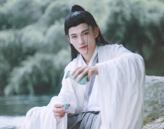 《虞美人·春愁》南宋陈亮所作，表达了诗人壮志未酬的悲哀