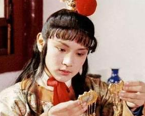 红楼梦中宝钗连喊两次倒茶莺儿都没动，是为何？