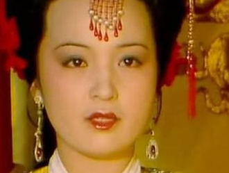红楼梦中对贾宝玉的婚事，贾元春都做了什么时事情？