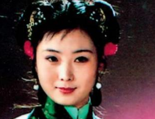 红楼梦中被卖给薛蟠前，香菱都在哪？在做什么？