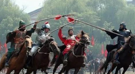 关羽和张飞对战吕布的时候 刘备为什么会上前帮忙