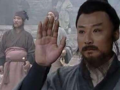 水浒中，洪教头为何与林冲过不去还自找难看？