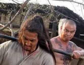 水浒中鲁智深为什么在野猪林中救下林冲？