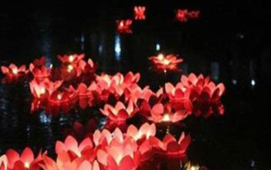 《小桃红·江岸水灯》的写作背景是什么？该怎样去理解呢？
