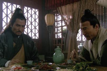 与林冲本是莫逆之交的陆谦，为什么要陷害他呢？