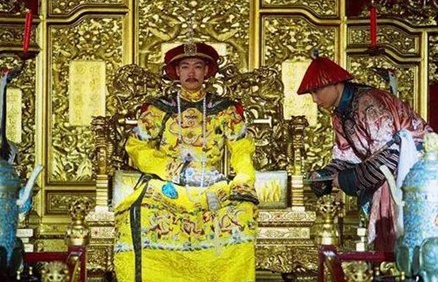 在嘉庆皇帝接手清朝后，清朝为何却走上了没落的道路？