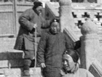 历史上的三寸金莲，一种畸形的美，这种陋习为何会流传下来?