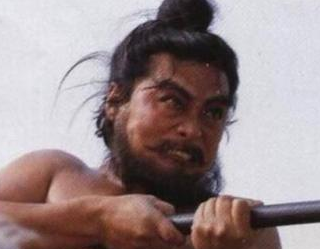 对战马超时，许褚为何要赤膊上阵？