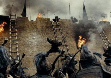 古代打仗遇到攻城时，守城士兵不推倒梯子反而扔石头和木桩的原因是什么？