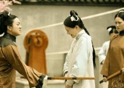 古代妃子在冷宫中被太监欺负 妃子为什么反而要讨好太监