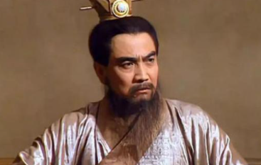 煮酒论英雄的时候，为何刘备第一个想到袁术呢？