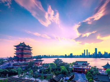 《滕王阁诗》：《滕王阁序》的附诗，以凝练含蓄的语言概括全序内容