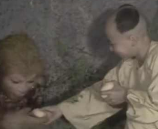 西游记中孙悟空被压在五行山下后，给它送桃的小孩是什么身份？