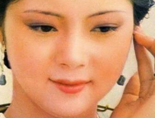 红楼梦中薛宝钗在听到宝玉将她比作杨贵妃时，是什么表情？