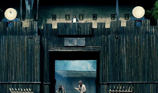 诸葛亮摆出空城计，为何还安排人扫地呢？