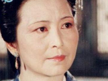 红楼梦中薛宝钗是如何称呼王熙凤的？为何叫她凤丫头