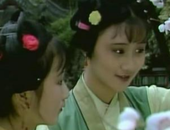 左耳戴着玉塞子，右耳戴着金坠子，芳官为何这么穿戴?