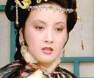 红楼梦中在贾母八十大寿时，王熙凤为何会哭