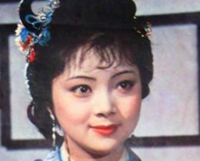 红楼梦中金钏儿死后为何会穿着薛宝钗的衣服？