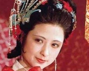 红楼梦中贾母为何要让尤二姐裙子？他想看什么？
