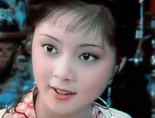 红楼梦中滴翠亭偷听事件，薛宝钗扮演的是什么角色？