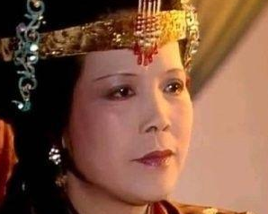 红楼梦中邢夫人是什么出身？她在贾府的地位如何？