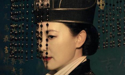 《风起洛阳》咏梅饰演圣人，眼神时时透露着凌厉的气质