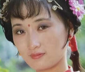 红楼梦中宝玉将袭人的石榴裙借给香菱，是为什么？